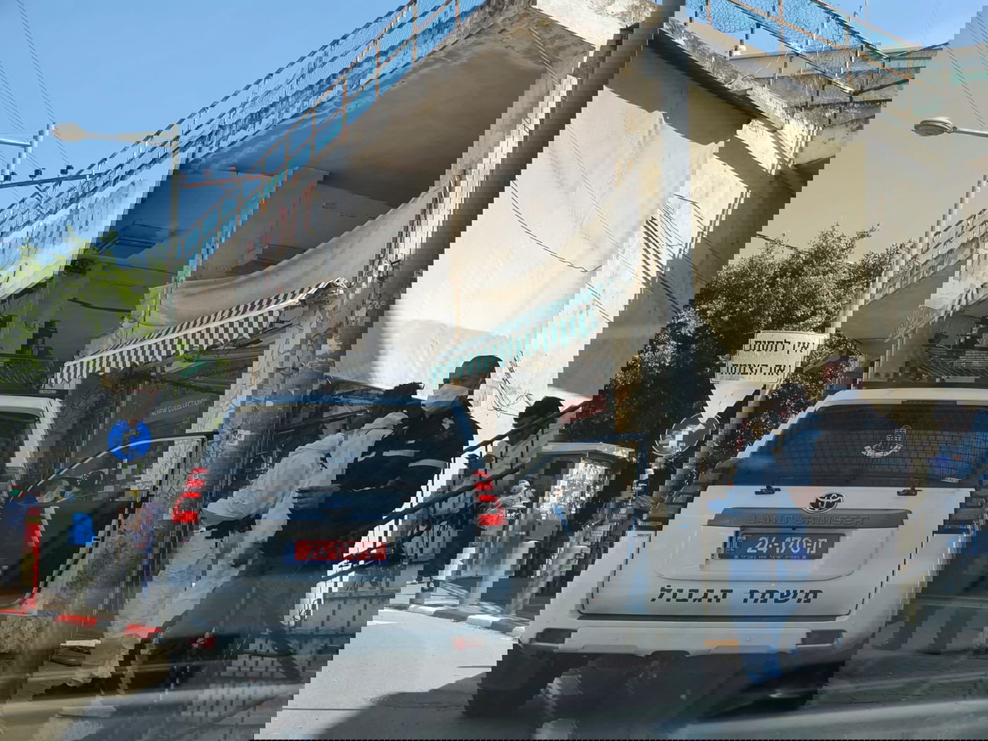 הפרת ההנחיות; כוחות משטרה פשטו על פוניבז'