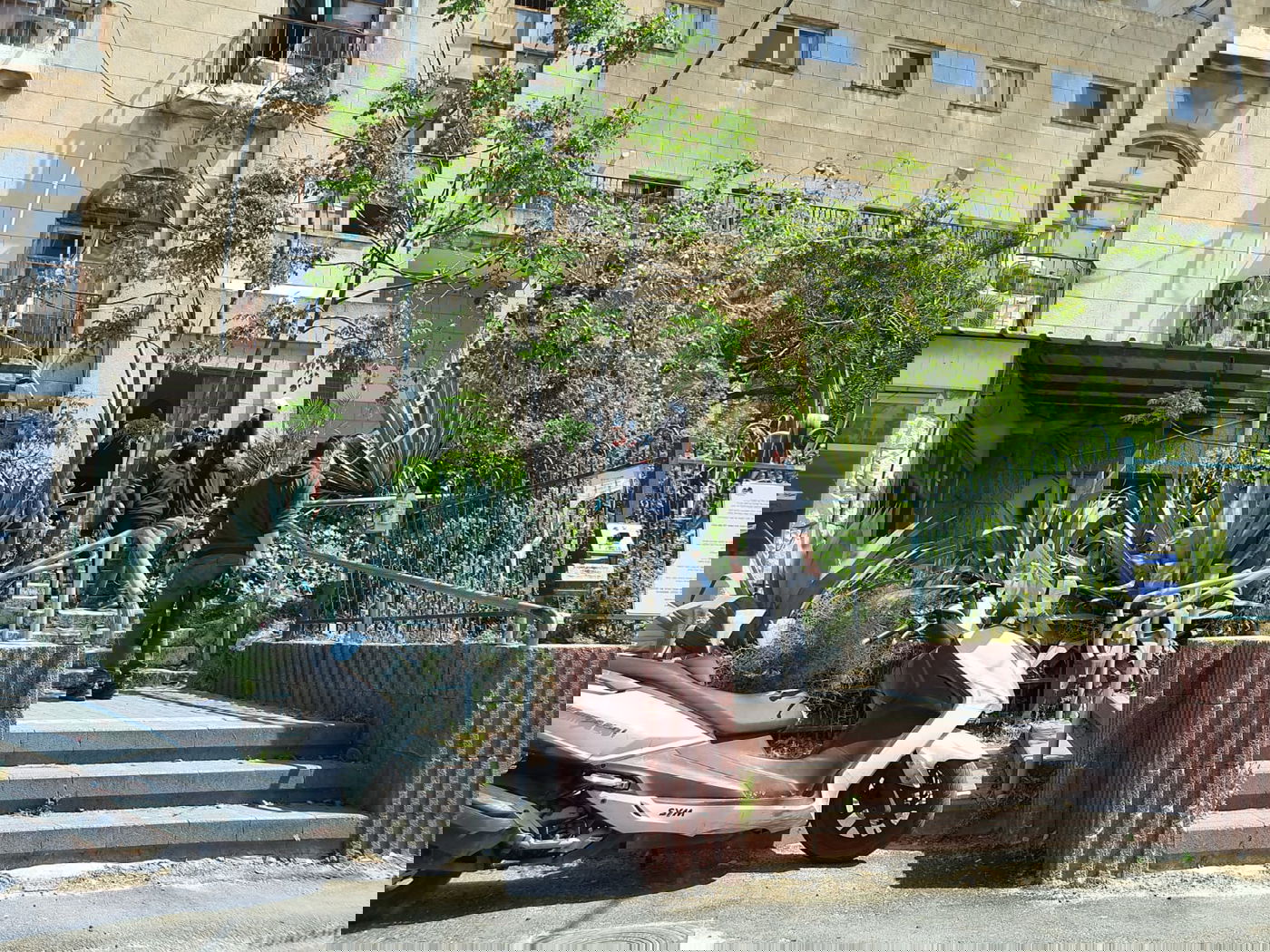 הפרת ההנחיות; כוחות משטרה פשטו על פוניבז'