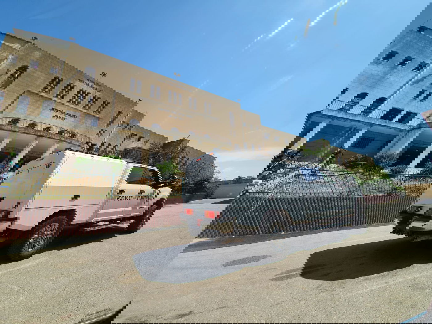 הפרת ההנחיות; כוחות משטרה פשטו על פוניבז'