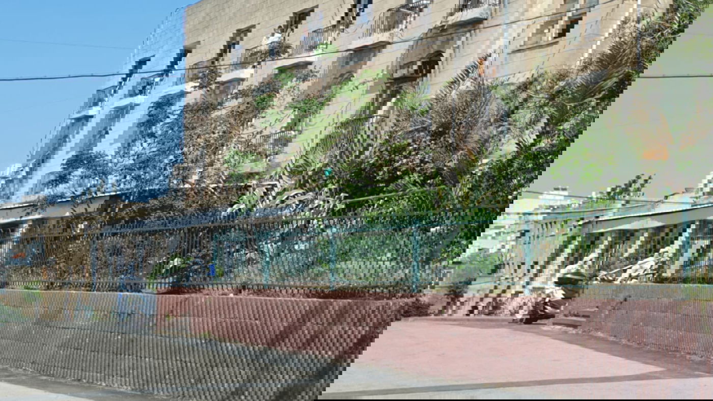 הפרת ההנחיות; כוחות משטרה פשטו על פוניבז'