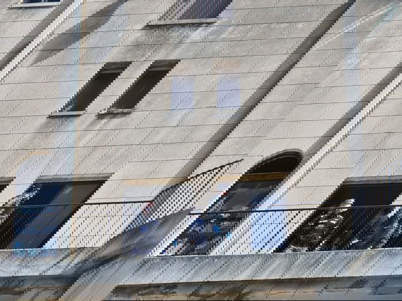 הפרת ההנחיות; כוחות משטרה פשטו על פוניבז'