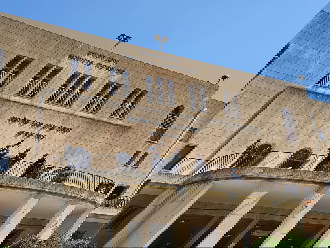 הפרת ההנחיות; כוחות משטרה פשטו על פוניבז'