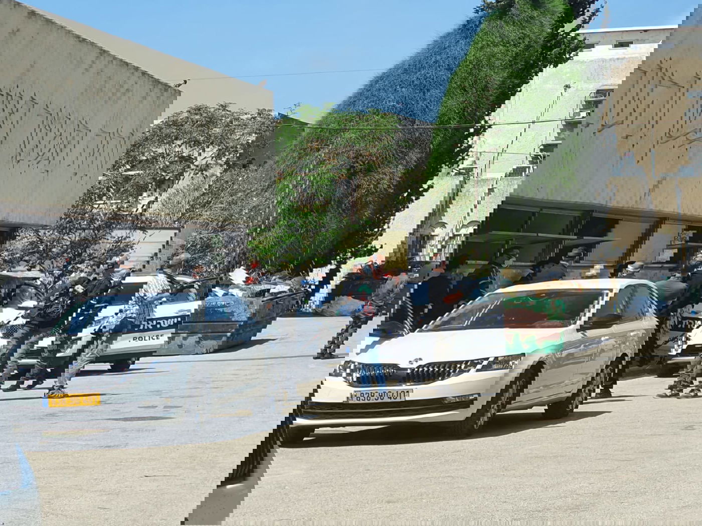 הפרת ההנחיות; כוחות משטרה פשטו על פוניבז'