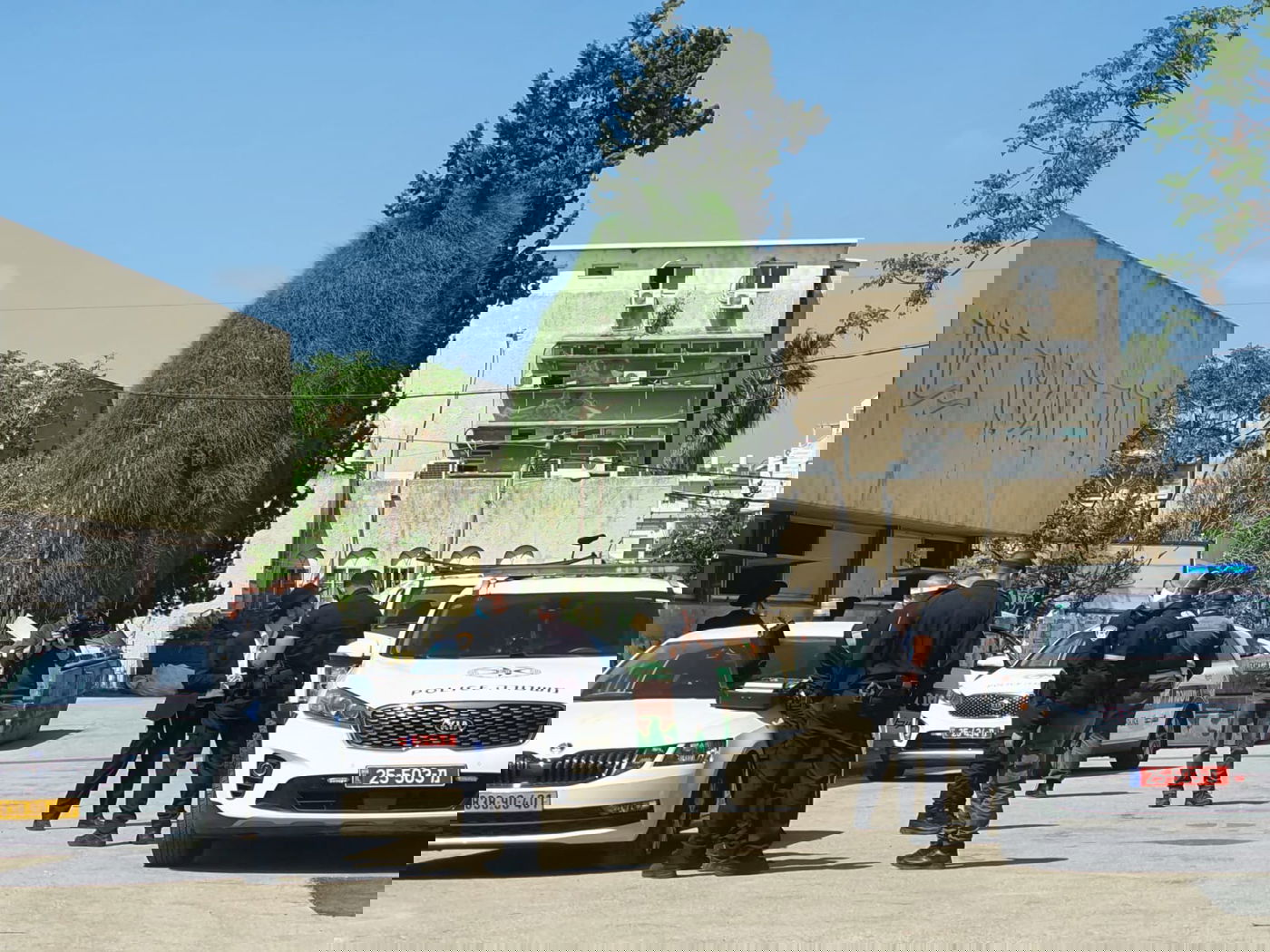 הפרת ההנחיות; כוחות משטרה פשטו על פוניבז'