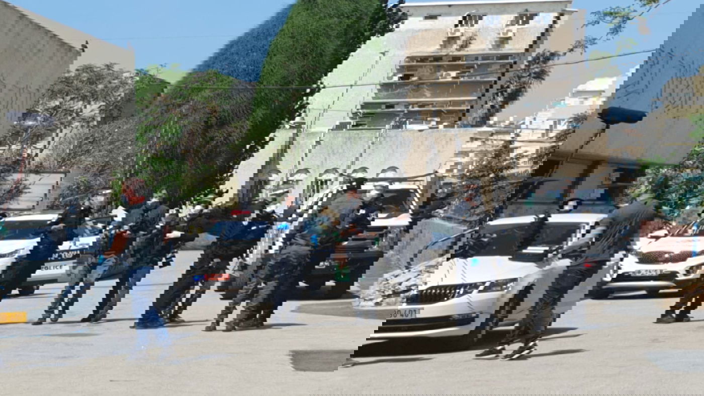 הפרת ההנחיות; כוחות משטרה פשטו על פוניבז'