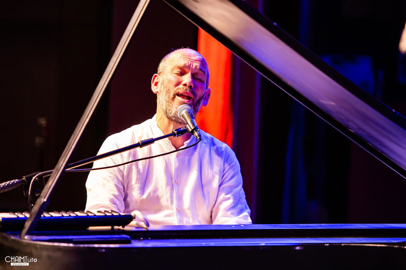 צפו: יונתן רזאל והפסנתר במופע אינטימי לגולשי כיכר השבת