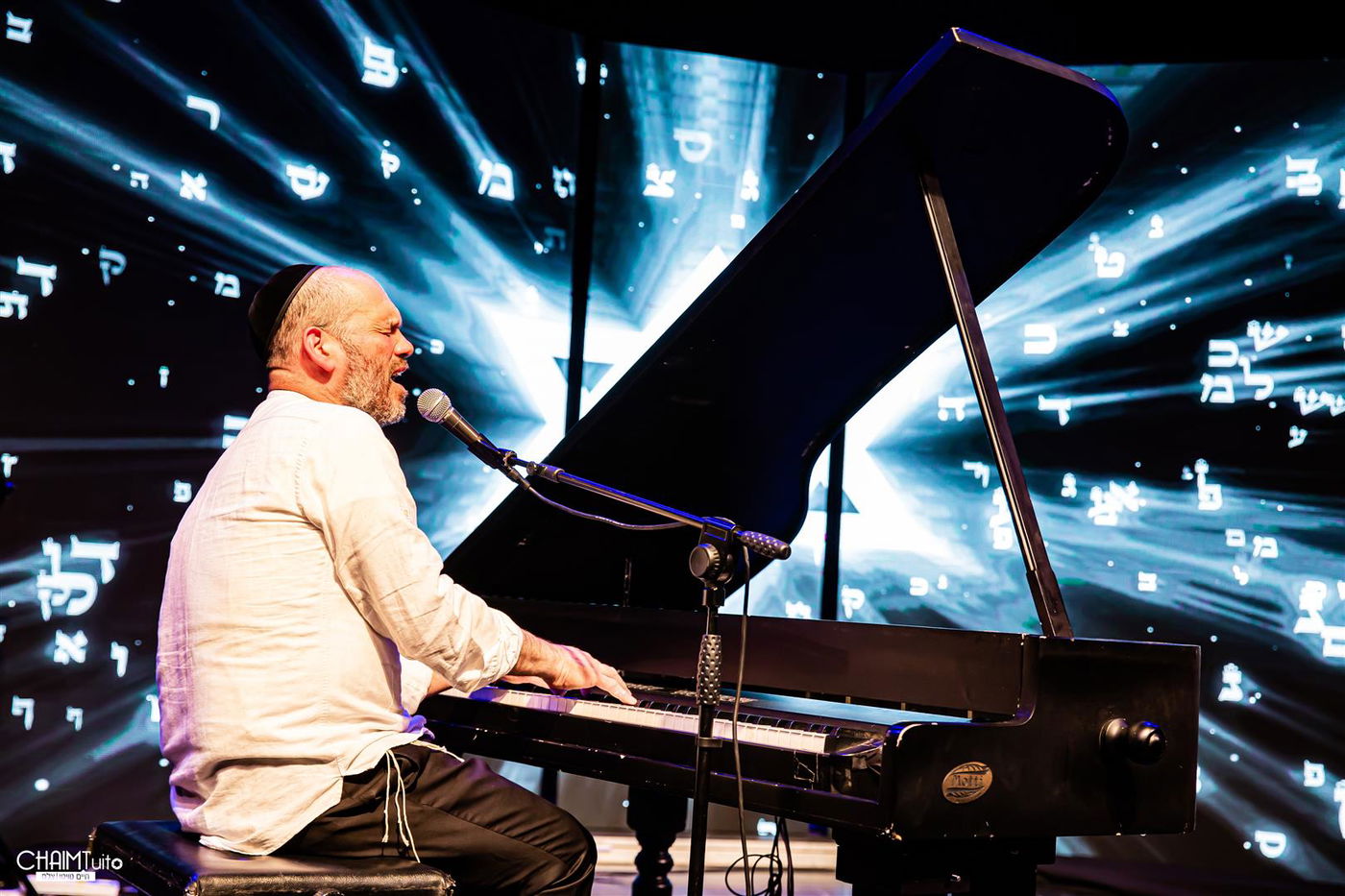 צפו: יונתן רזאל והפסנתר במופע אינטימי לגולשי כיכר השבת
