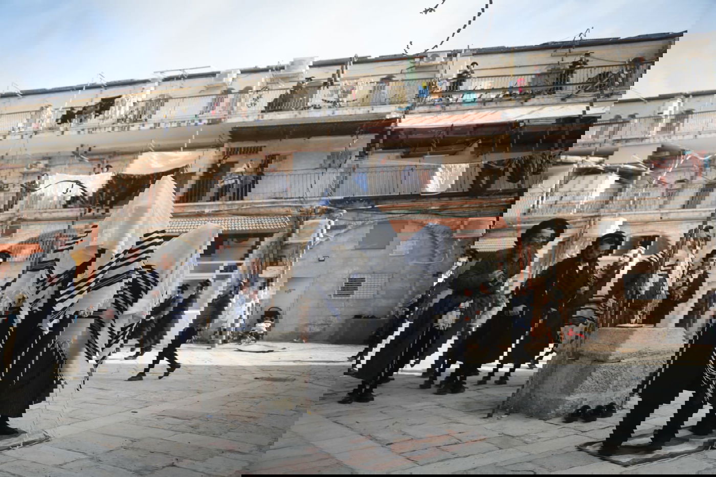 מיוחד: תפילת המרפסות במאה שערים • צפו