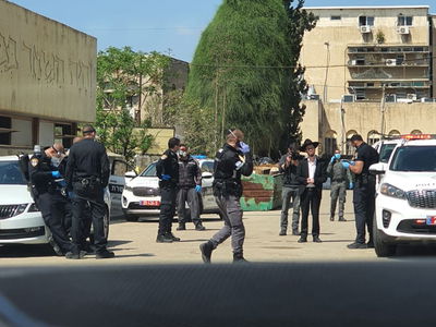 הפרת ההנחיות; כוחות משטרה פשטו על פוניבז'