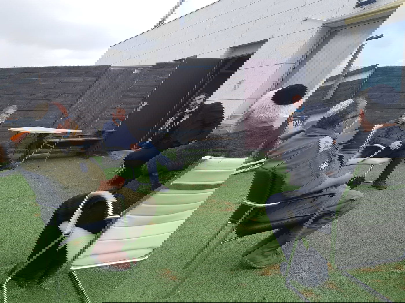 גל הירש, משמאל, באלעד