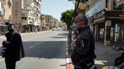 צלם חילוני משתעל ויורק לעבר אדם חרדי