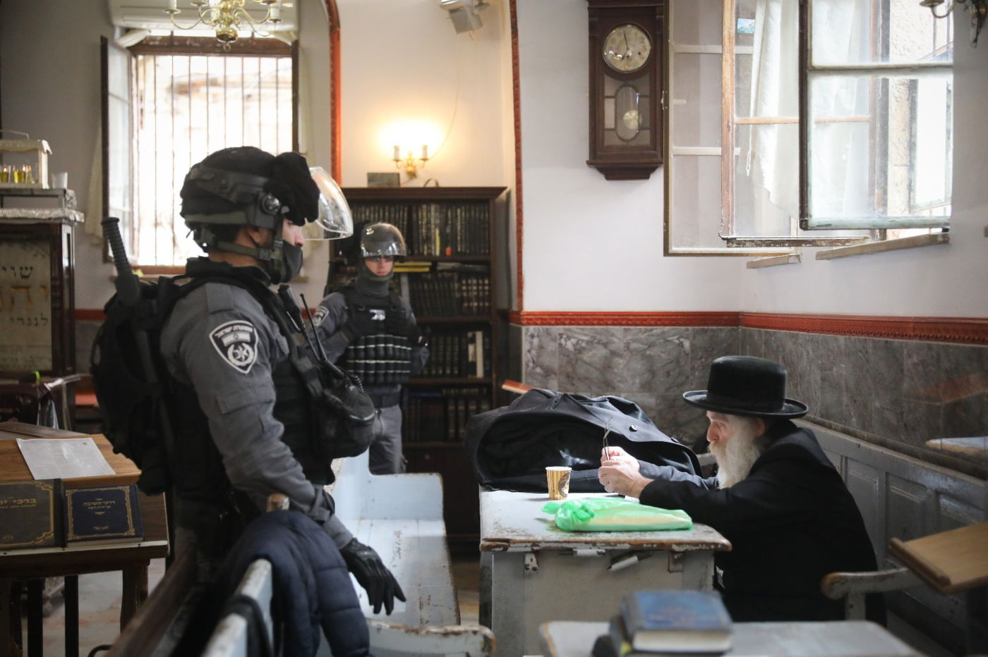 הקשיש שקיבל מכות, לומד השבוע בבית כנסת מול שוטרים חמושים