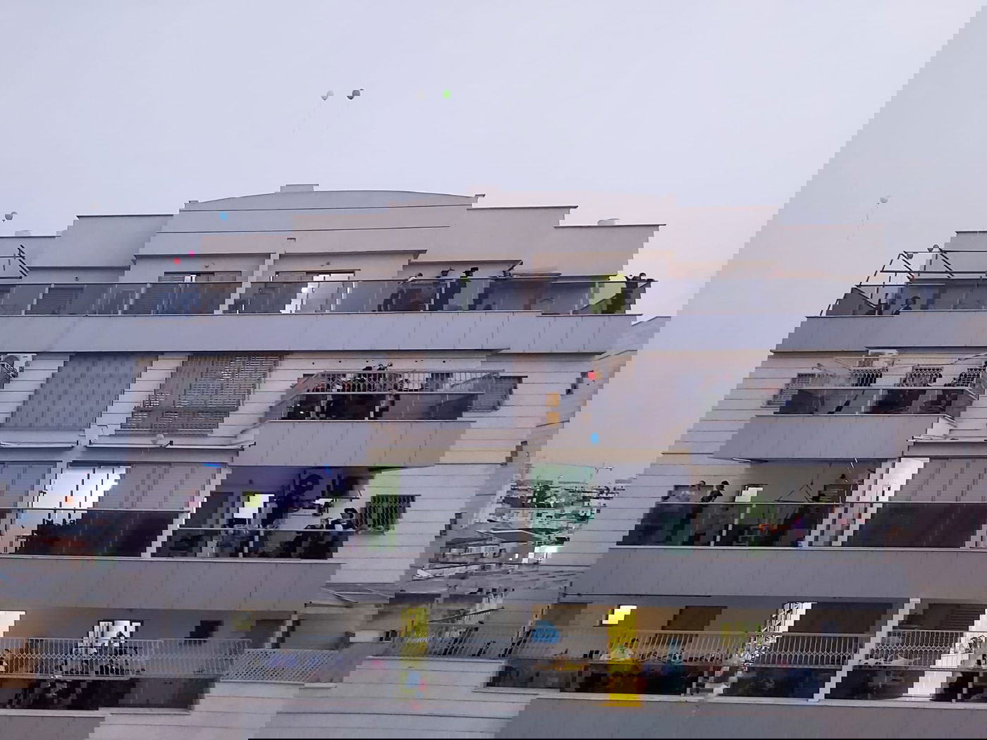 ילדי בני ברק חגגו יום הולדת מהמרפסת • תיעוד