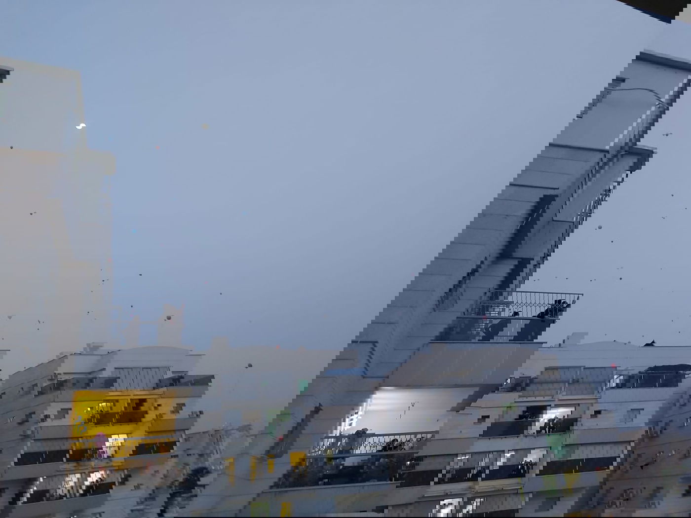 ילדי בני ברק חגגו יום הולדת מהמרפסת • תיעוד