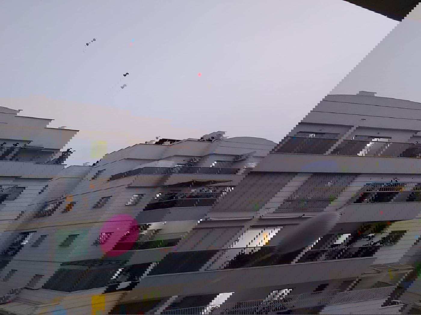 ילדי בני ברק חגגו יום הולדת מהמרפסת • תיעוד