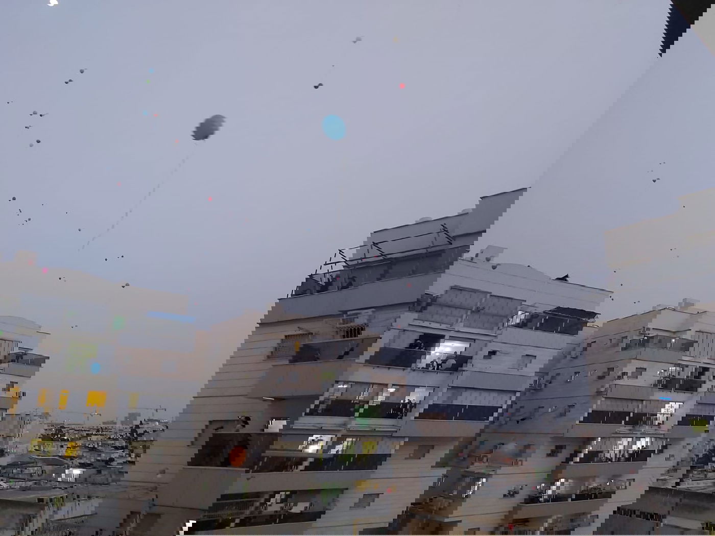 ילדי בני ברק חגגו יום הולדת מהמרפסת • תיעוד