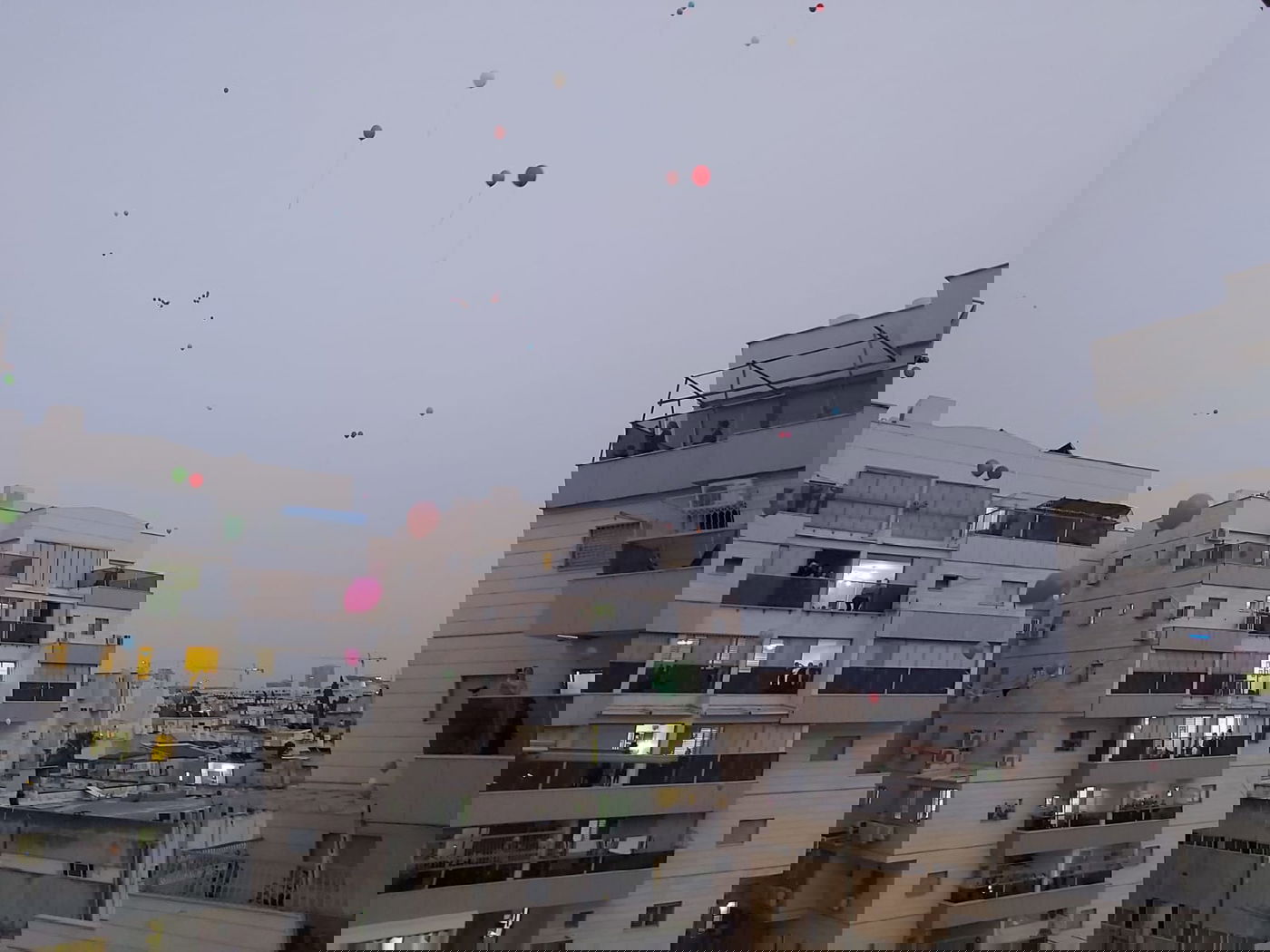 ילדי בני ברק חגגו יום הולדת מהמרפסת • תיעוד