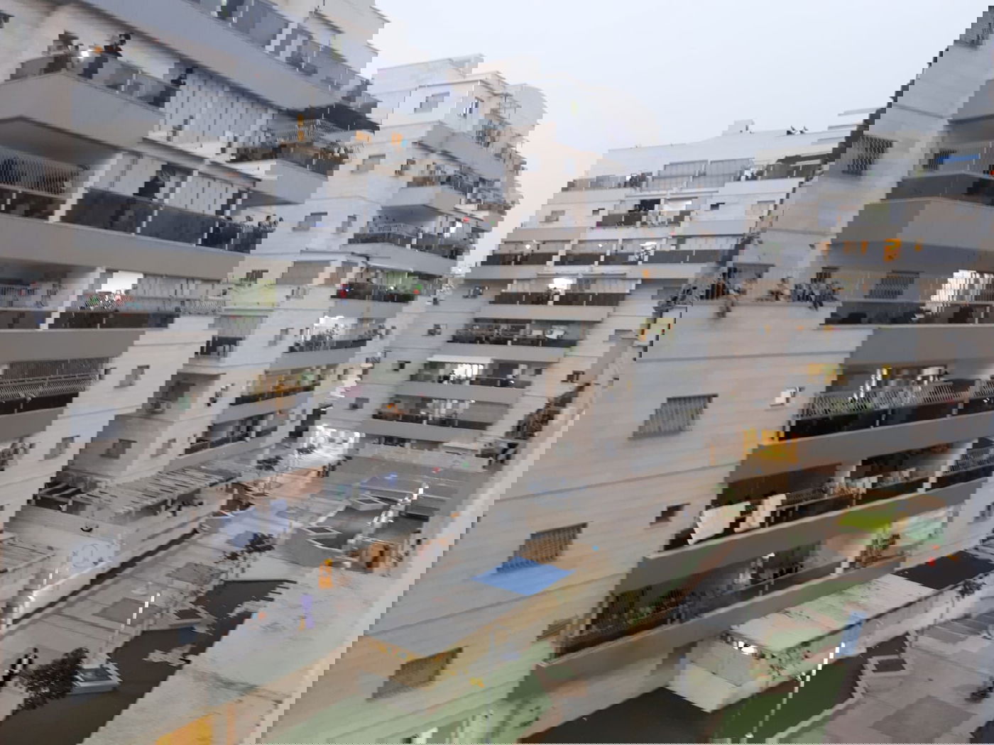 ילדי בני ברק חגגו יום הולדת מהמרפסת • תיעוד