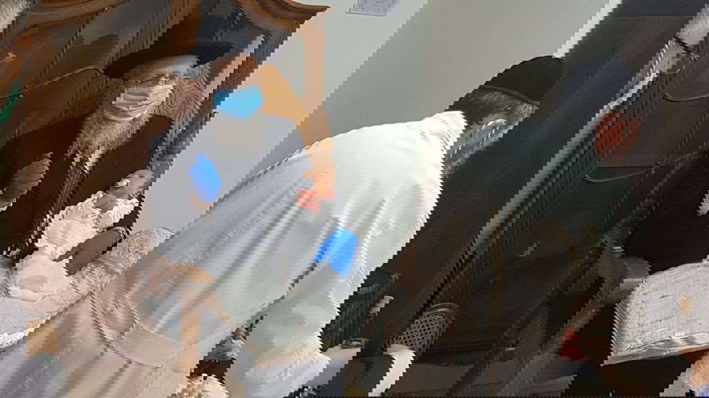 הגר"ד יוסף בירך על האילנות עם כפפות ומסיכה