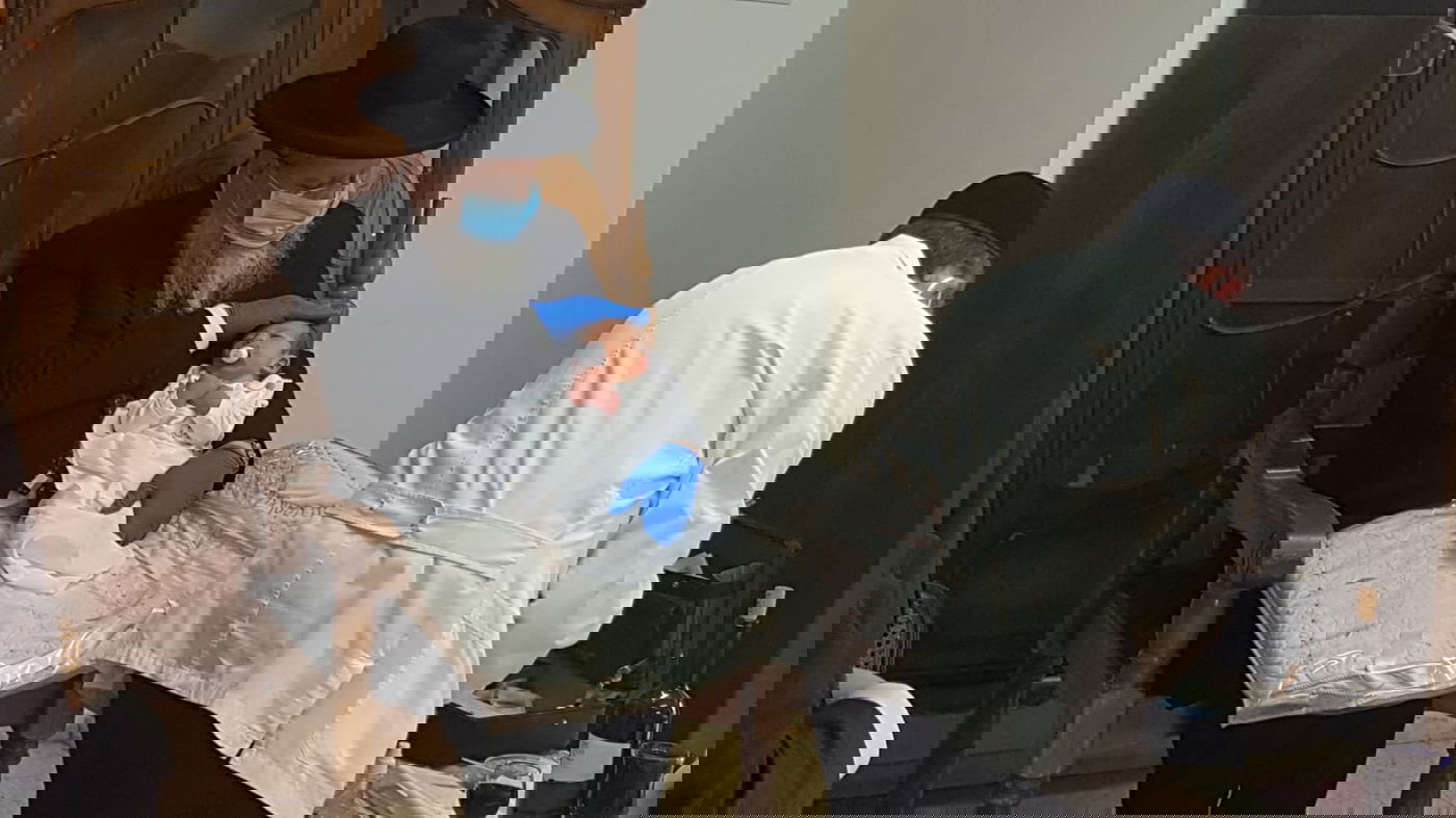 הגר"ד יוסף בירך על האילנות עם כפפות ומסיכה