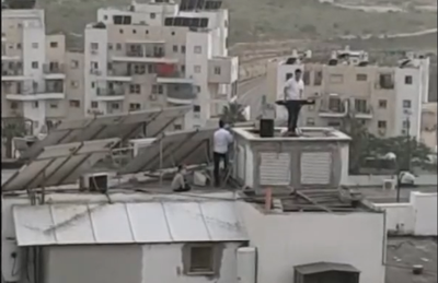 צפו: הקלידן עלה לגג ושימח את התושבים