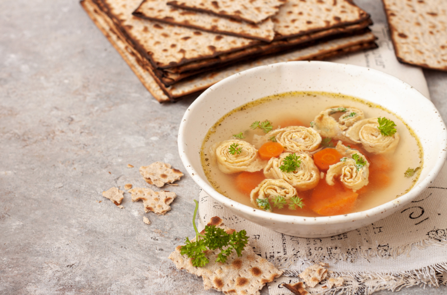 אטריות של פסח ששום מרק עוף לא שלם בלעדיהן