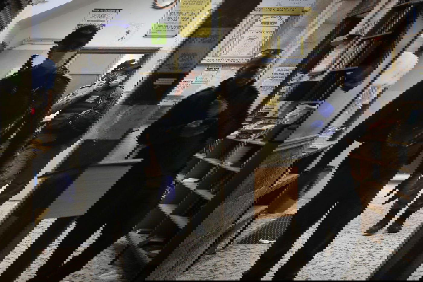 בפעם השלישית: התפלל במניין בבית הכנסת ונעצר לחקירה