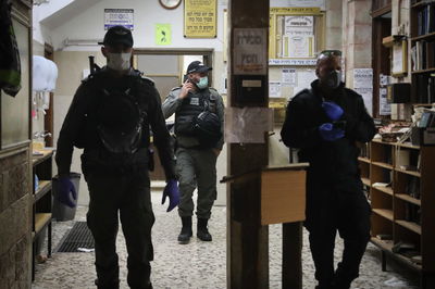 בפעם השלישית: התפלל במניין בבית הכנסת ונעצר לחקירה