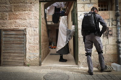 מאה שעירם, הבוקר