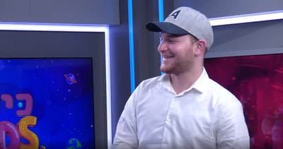 מני הולנדר ילמד אתכם לרחף באוויר • צפו