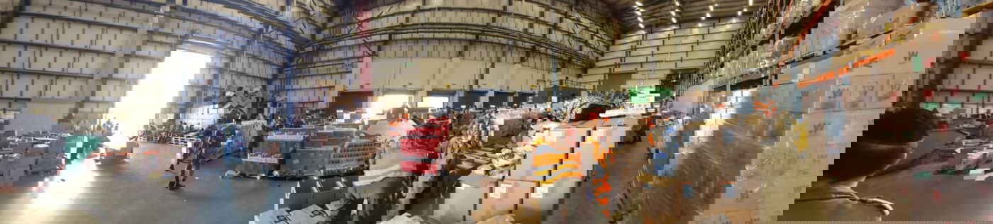 מרגש: החיילים אורזים אוכל לבני ברקים • צפו