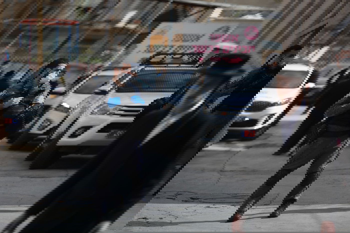 המתפללים מפרי החוק הסתתרו, אך כובעיהם חשפו אותם