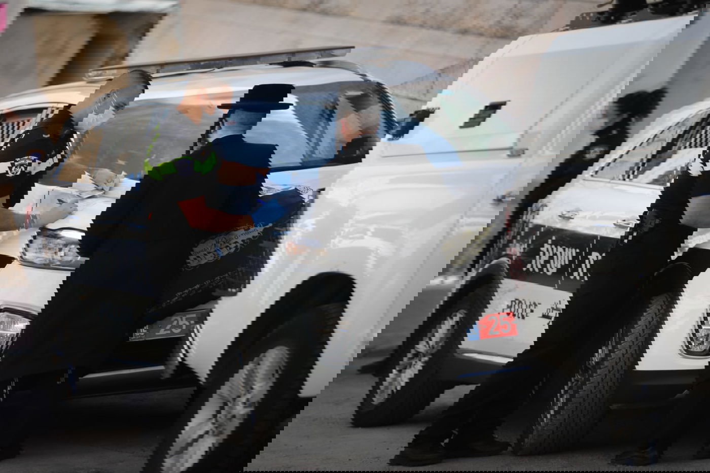 המתפללים מפרי החוק הסתתרו, אך כובעיהם חשפו אותם