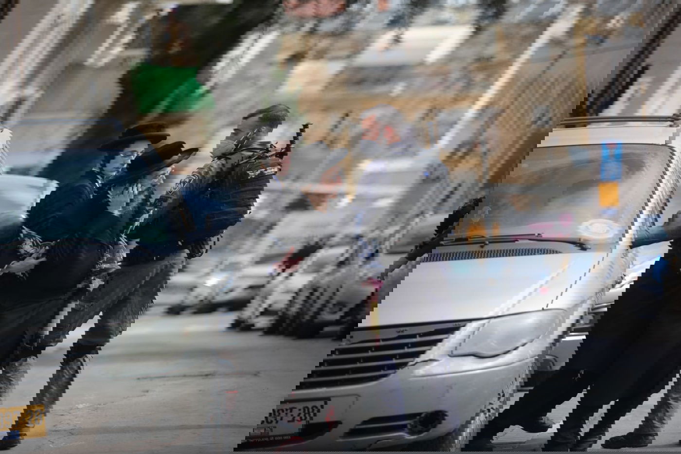 המתפללים מפרי החוק הסתתרו, אך כובעיהם חשפו אותם