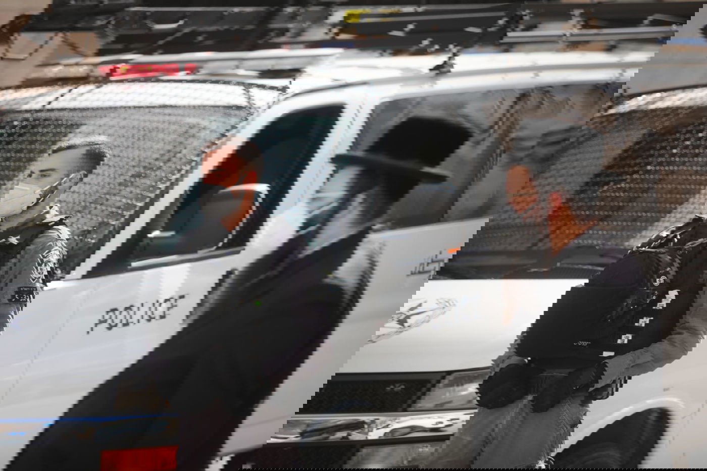 המתפללים מפרי החוק הסתתרו, אך כובעיהם חשפו אותם