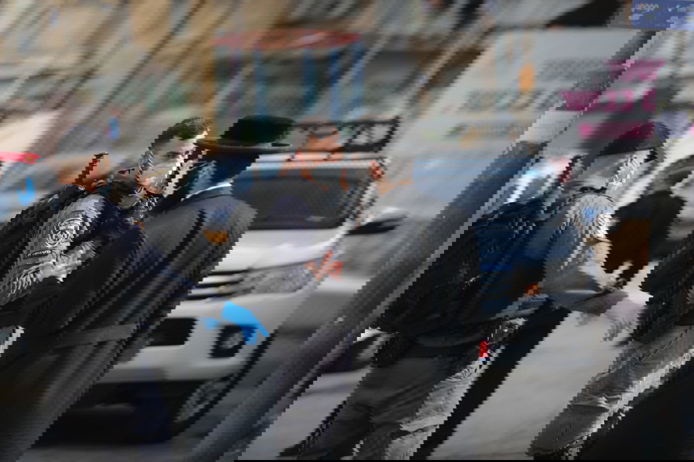 המתפללים מפרי החוק הסתתרו, אך כובעיהם חשפו אותם