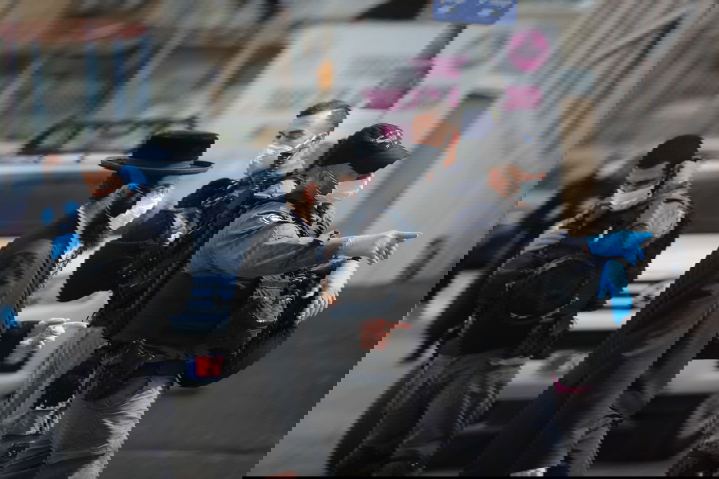 המתפללים מפרי החוק הסתתרו, אך כובעיהם חשפו אותם