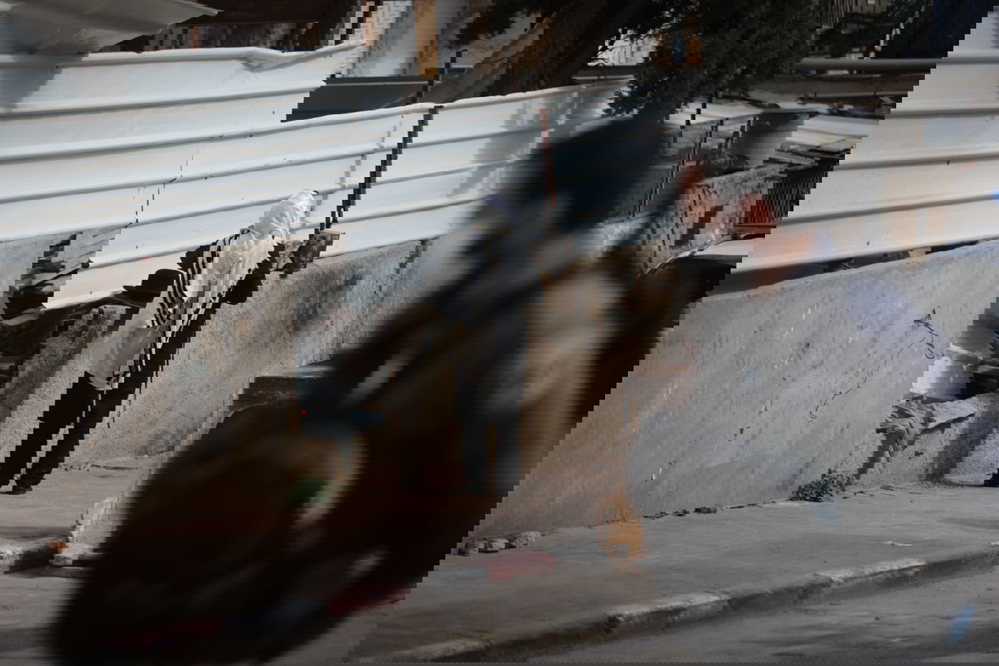 המתפללים מפרי החוק הסתתרו, אך כובעיהם חשפו אותם