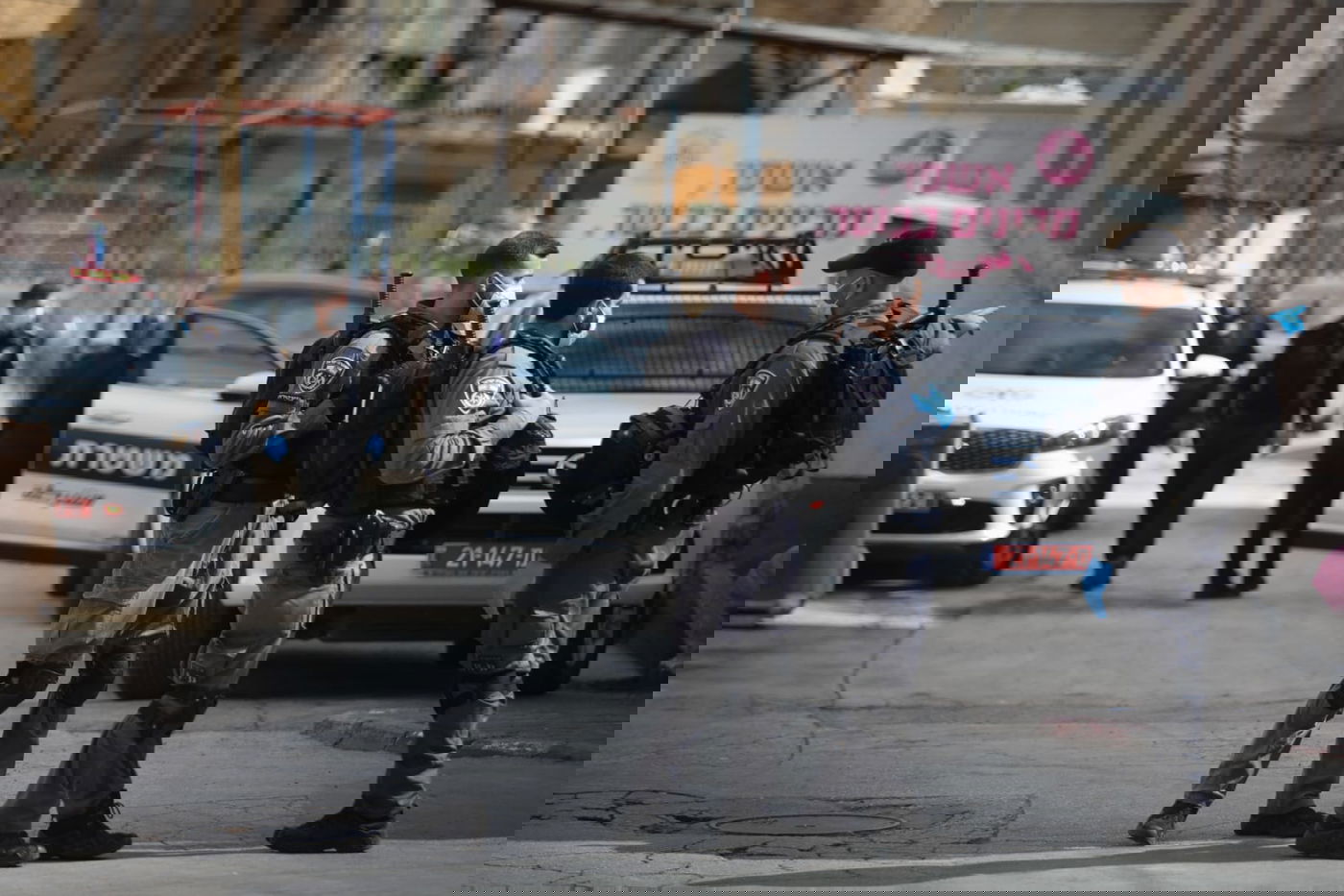 המתפללים מפרי החוק הסתתרו, אך כובעיהם חשפו אותם