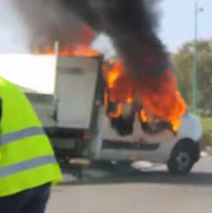 פתח תקווה: הרכב עלה באש והידרדר • צפו באימה