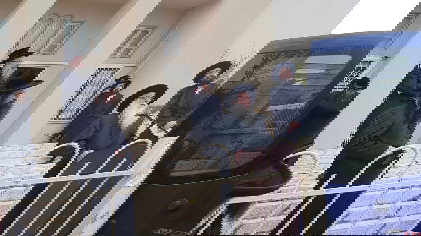 האדמו"ר מצאנז התייפח בבכי בהלוויית אמו הרבנית ע"ה