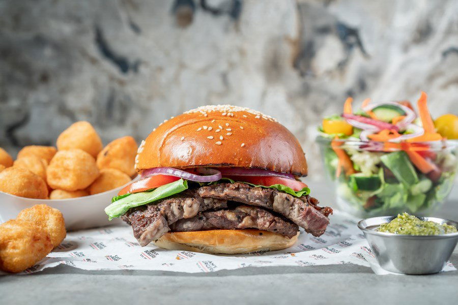 כריך המבורגר עסיסי מתפריט המשלוחים