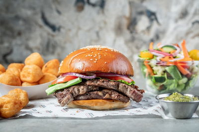 כריך המבורגר עסיסי מתפריט המשלוחים