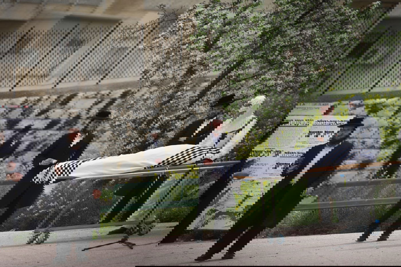 בצל ה'קורונה': כך "אבא של מירון" הובא למנוחות • גלריה