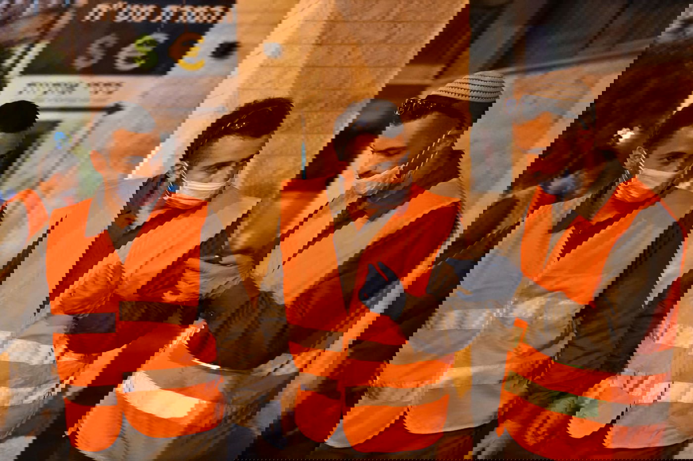 חיילי צה"ל בחלוקת מזון לתושבי בני ברק • צפו