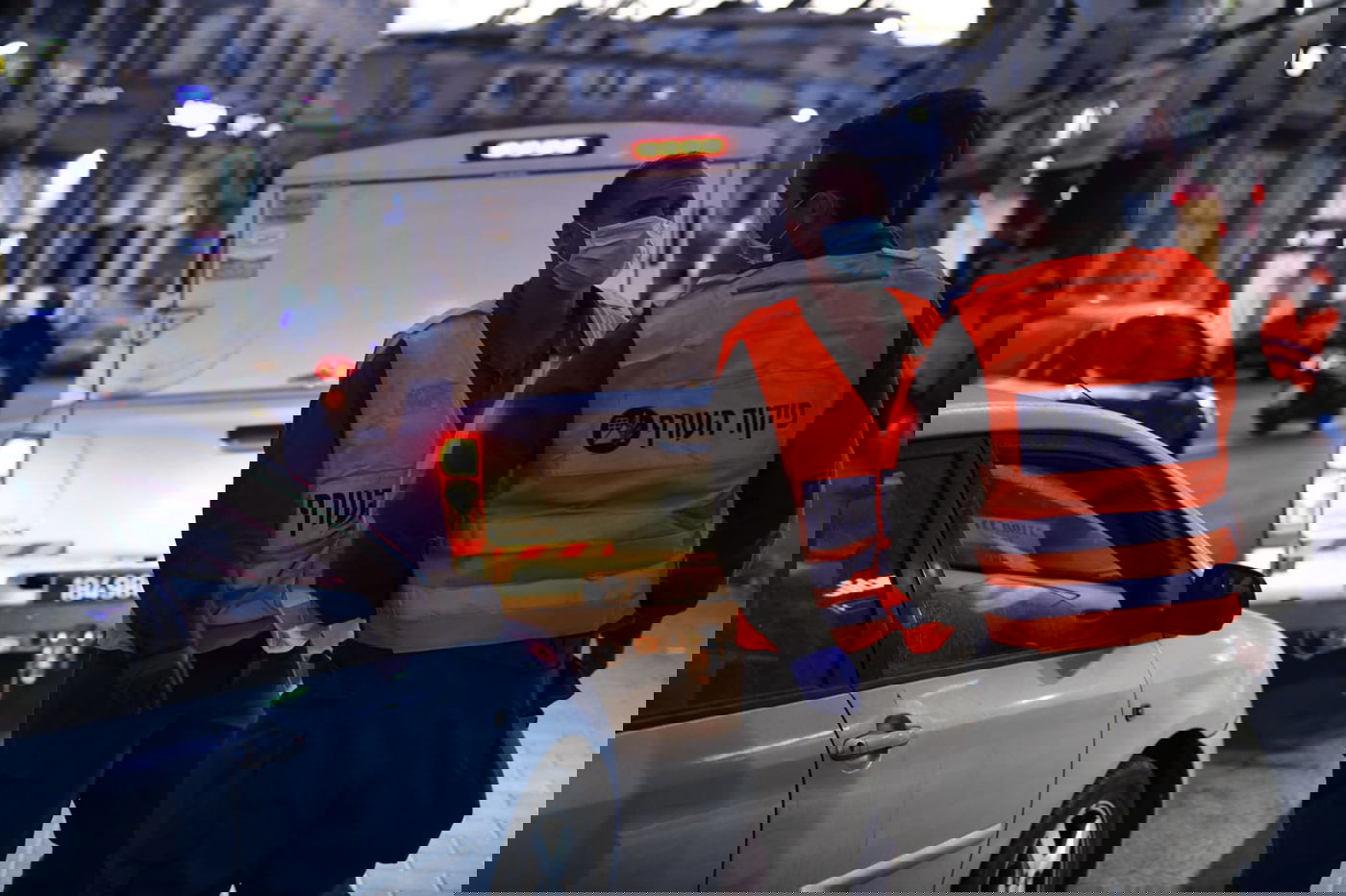 חיילי צה"ל בחלוקת מזון לתושבי בני ברק • צפו