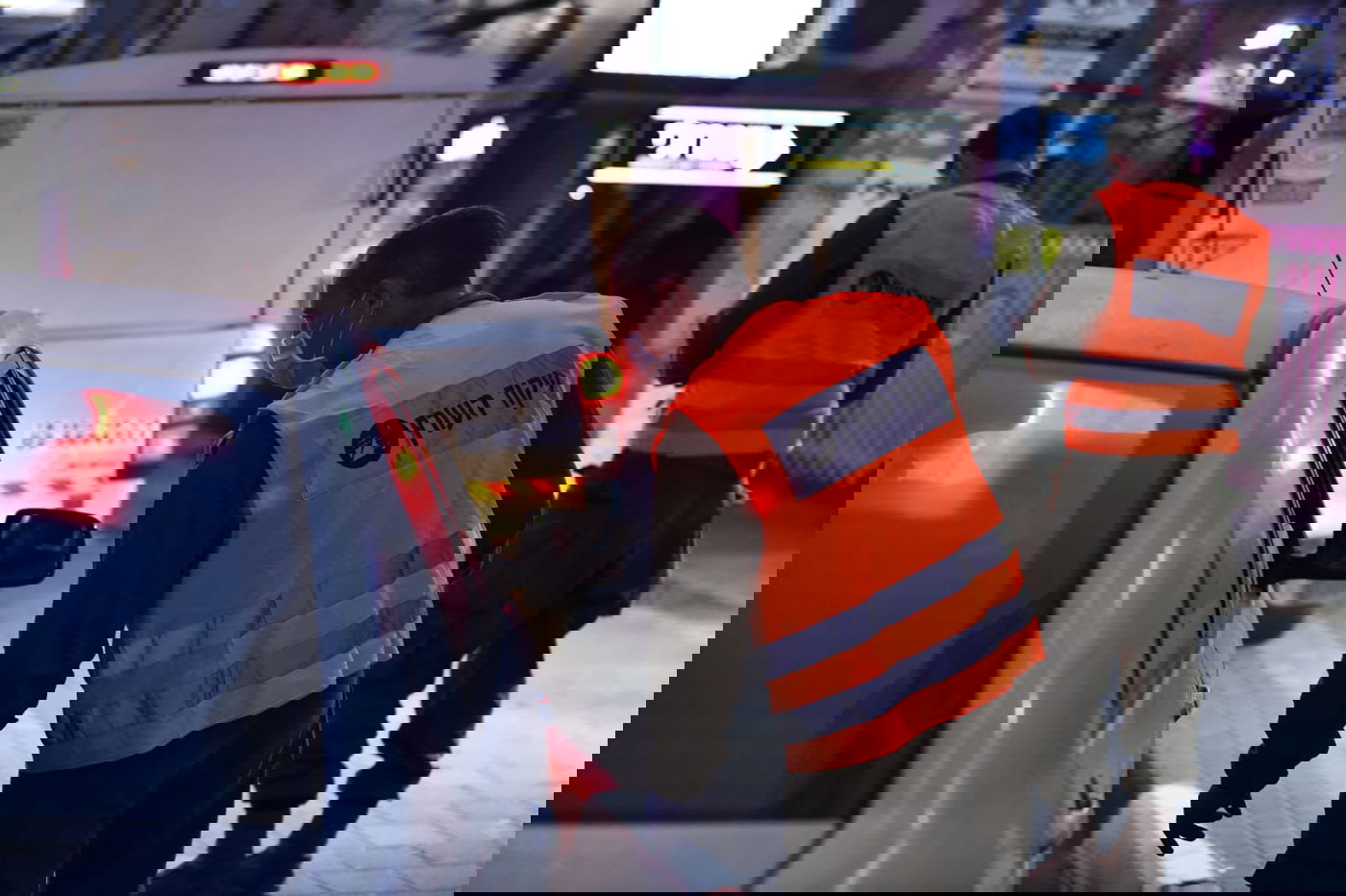 חיילי צה"ל בחלוקת מזון לתושבי בני ברק • צפו