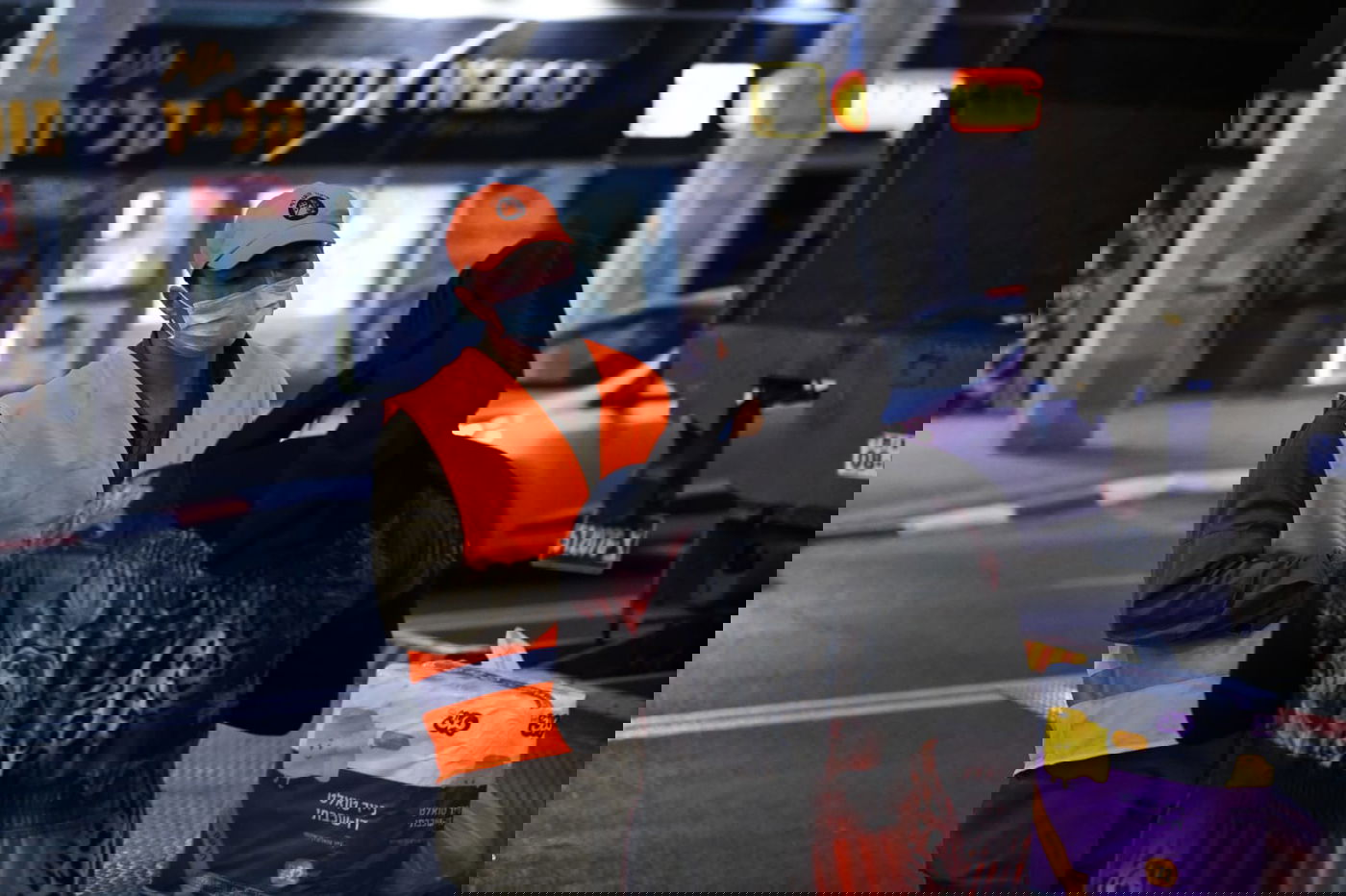 חיילי צה"ל בחלוקת מזון לתושבי בני ברק • צפו