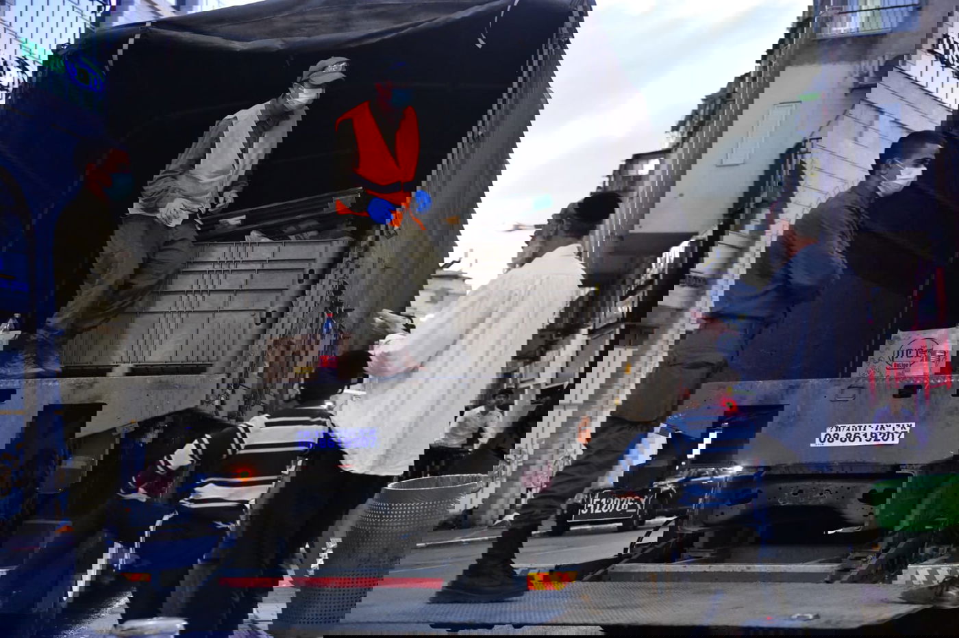 חיילי צה"ל בחלוקת מזון לתושבי בני ברק • צפו