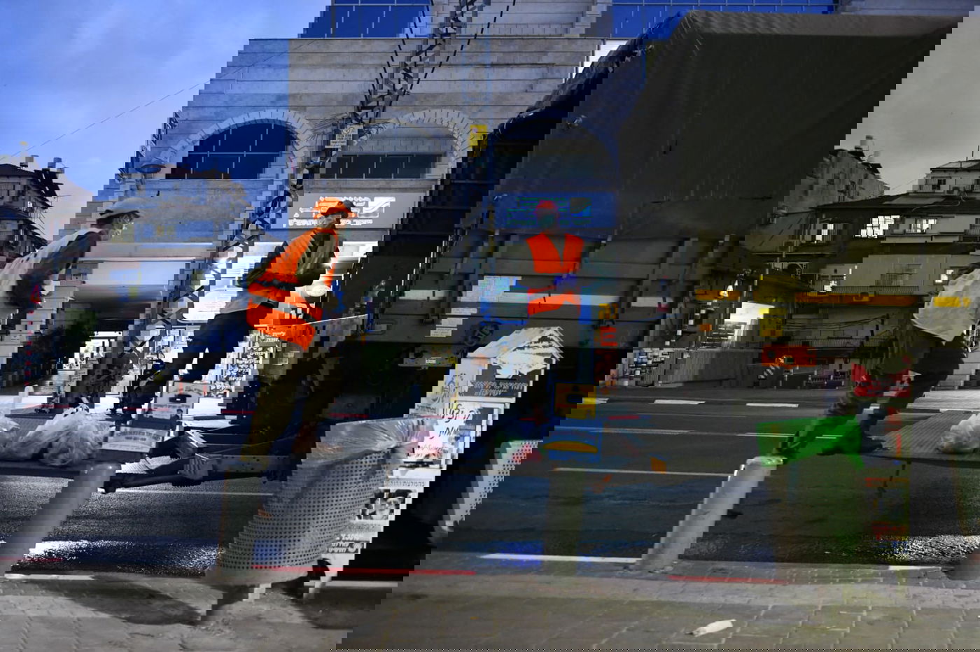 חיילי צה"ל בחלוקת מזון לתושבי בני ברק • צפו